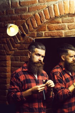 Aynanın yanında jileti olan adam.