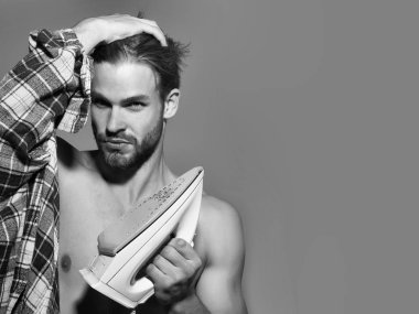 Demir ile seksi gömleksiz adam