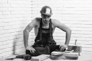 Seksi kaslı erkek yapıcı.