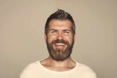 Adam uzun sakal ve bıyık.