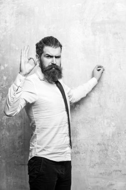 öğretmen, ciddi bir yüz üzerinde sakallı adam yazmak tebeşir ile