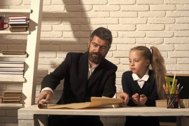 Kız ve babası çalışma odası beyaz tuğla zemin üzerine