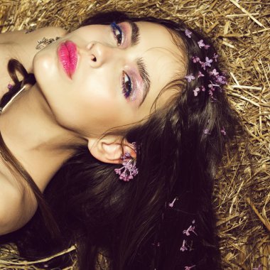 Sevimli yüz ve saç leylak yaprakları ile şirin kız