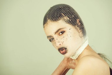 şık fishnet çorap yüzüne olan kadın