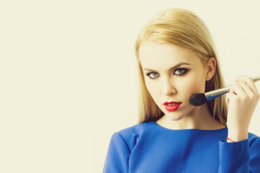 Toz yüz cilt makyaj fırçası ile uygulayarak kız