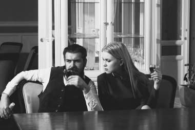 Kadın ve restoranda şarap içme hipster