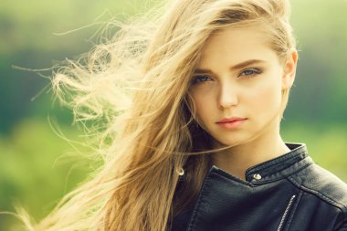 Moda model arka plan bulanık üzerinde.