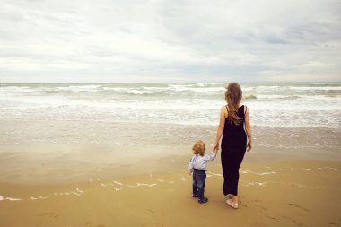 Anne ve oğul plaj