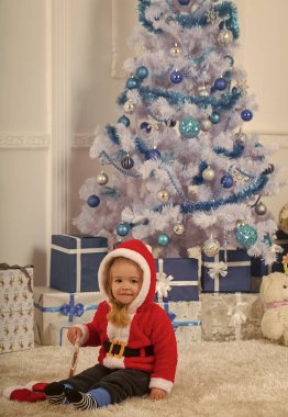 Yeni yıl küçük çocuğa Noel ağacı.