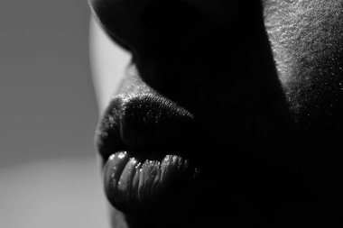 Seksi, peluş dudaklı kadın ağız