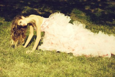 Glamour kadın yeşil çimenlerin üzerinde