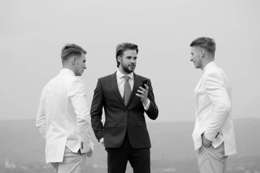 işadamı ile hareket eden ya da cep telefonu ikiz erkek ile konuşma