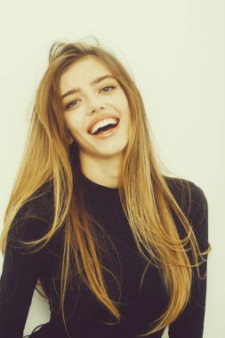 Siyah uzun sarı saçlı mutlu güzel kız