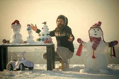 Açık elle mutlu hippi