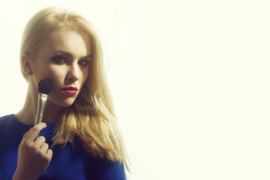 Kırmızı dudaklar ile fırça yüz makyaj uygulayarak kızla