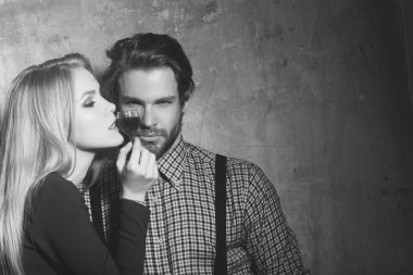 Erkek ve kadın kırmızı likör bardak ile poz