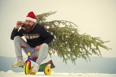 Heyecanlı bisikletçi Santa şapka ve sportif giyim