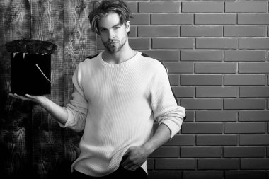 sakallı adam kutusunda mevcut olarak kırmızı gül çiçekler tutar