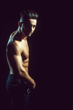 yakışıklı kaslı maço adam seksi sporcunun beden pantolon ile