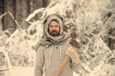 sakallı adam oduncu tutun balta karlı kış ormanda kamp
