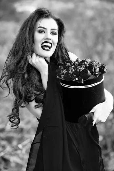 빨간 장미와 함께 섹시 한 웃는 소녀 — 스톡 사진
