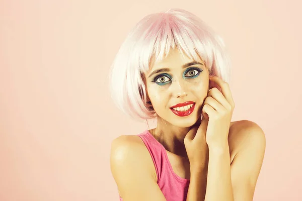 Kobieta w różowych peruk z modny makijaż. — Zdjęcie stockowe