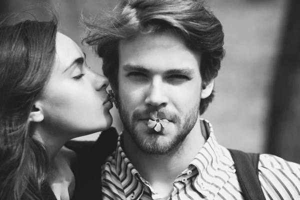 Flicka med slutna ögon kysser stilig man på kinden — Stockfoto