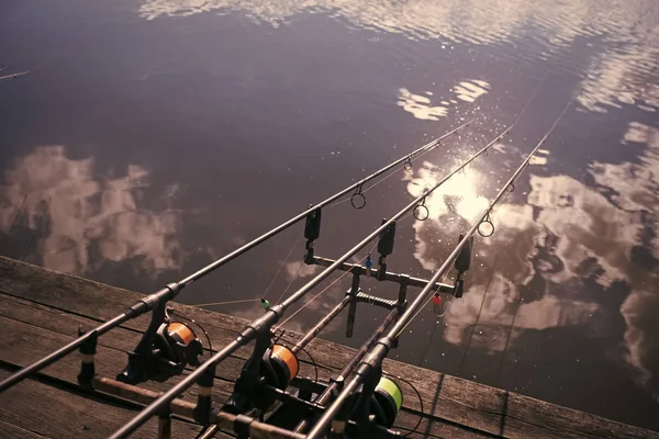 Aparejos en vaina en el muelle de madera, la pesca — Foto de Stock