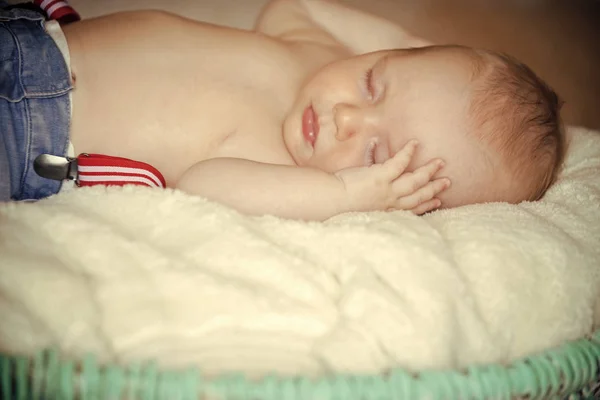 Bambino ragazzo dormire su coperta — Foto Stock