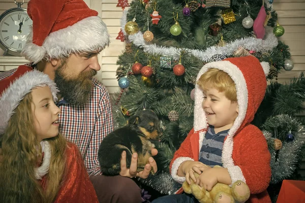 Mutlu aile yeni yılı ve Noel 'i kutluyor.. — Stok fotoğraf