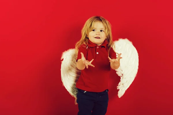 小さな白い羽の翼とハロー天使幸せな男の子 — ストック写真