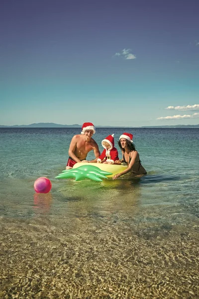 Weihnachtsmann-Kind, Eltern zu Weihnachten. — Stockfoto