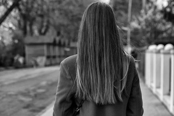 Junge Frau läuft in Park — Stockfoto