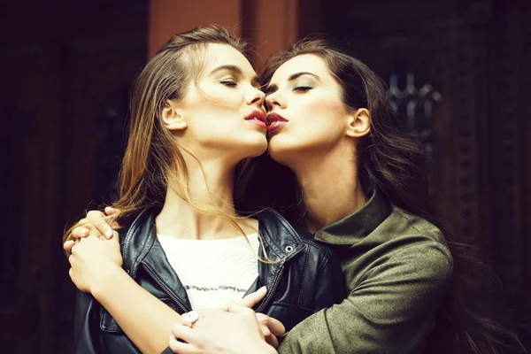 Pareja homosexual enamorada de chicas guapas besándose y abrazándose — Foto de Stock