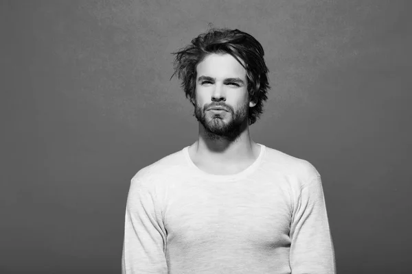 Matin réveil de l'homme avec barbe et cheveux longs — Photo