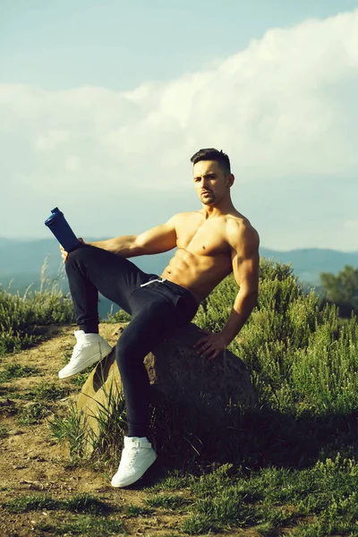 Homme musclé avec bouteille d'eau — Photo