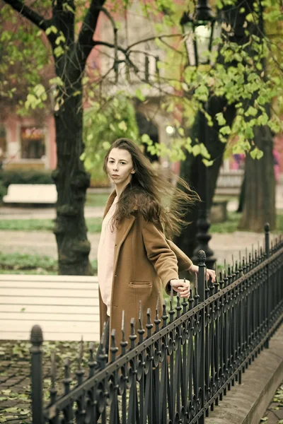 Menina de casaco de pé ao ar livre . — Fotografia de Stock