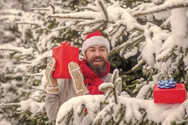 Homme barbu en chapeau de Père Noël à la nouvelle année . — Photo