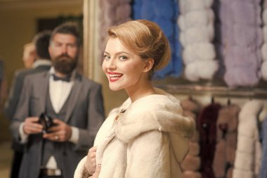 Birbirine aşık çiftler pahalı pembe kürkler denerler..