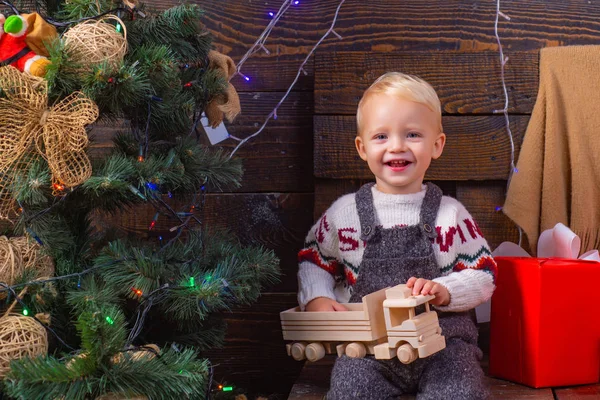 赤ちゃんは、メリー クリスマス。良いクリスマスと幸せな新年、挨拶し、家の快適さから学ぶ. — ストック写真