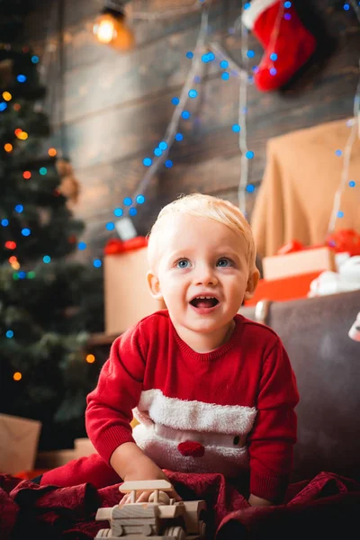 Menina criança feliz com um presente de Natal. Criança de Natal. Desejos de Natal se tornam realidade se você acredita . — Fotografia de Stock