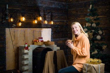 noel sıcak mulled şarap. Mutlu kız yeni yılı kutlamaya hazırlanıyor. Sıcak şarap ve kışlık içecekler. Eğer inanırsan Noel dilekleri gerçek olur..