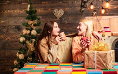 Yeni yıl ve mutlu Noeller kutlama arkadaş grubu. hristmas sıcak mulled şarap. Komik kız ve dostluk kavramı. Biz umut o ruh yeni yılda başlar.