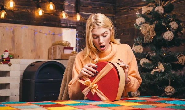 Überraschte Frau mit Weihnachtsgeschenk. glückliches Mädchen bereitet sich auf das neue Jahr und frohe Weihnachten zu feiern. Neujahrsgeschenke in Geschenkbox. — Stockfoto