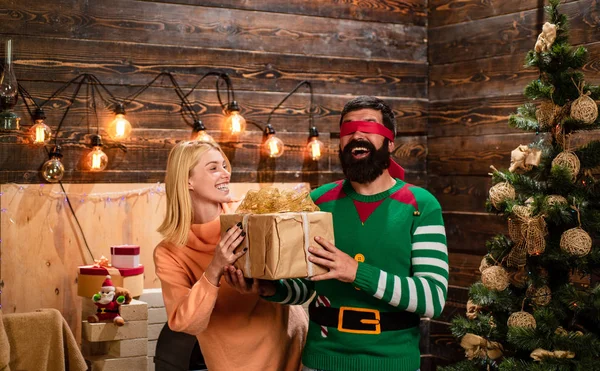 Hem till jul. Lycklig familj förbereder nyår. Jul semester part. Nya året presenterar i presentförpackning. Förvånad över par med julklapp. — Stockfoto