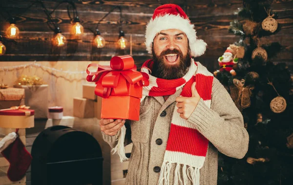 Ich möchte dir dein Weihnachtsgeschenk machen. Santa Claus wünscht frohe Weihnachten und einen guten Rutsch ins neue Jahr. Weihnachtsmann-Spaß. Strickpullover für das neue Jahr. — Stockfoto