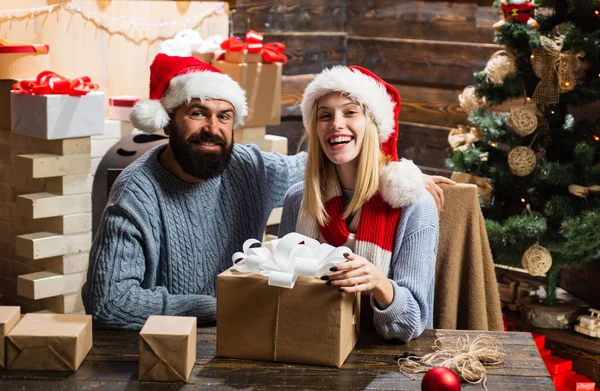 Lycklig familj förbereder nytt år och god jul. Jul, nyårsfirande. Bra god jul och glad Nyåren, en hälsning och lära från bekvämligheten av hem. — Stockfoto