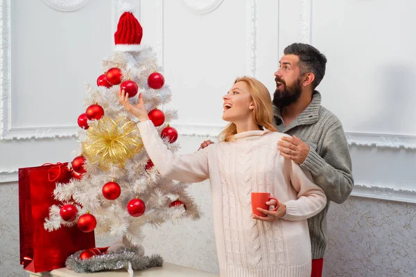 행복 한 가족 준비 하 고 메리 크리스마스와 새 해. 화이트 크리스마스 트리입니다. 빨간색과 흰색 디자인. — 스톡 사진