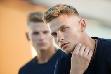 Konfor için. Atletik erkek açık. İkizler kas bakışla çifti. İyi fiziksel kas adam. Fit vücut ile moda ikizler. Rahat moda stil yakışıklı ikizler