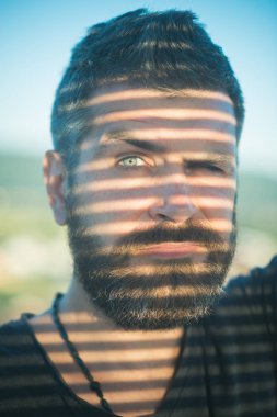 Bıyıklarını dikkate alarak. Sakal moda trendi. Sakallı adam yüzünde gölge ile. Sakal ve bıyık yakışıklı adam. Moda olan adam. Kuaför dükkanı veya berber dükkanı. Berberime en iyisi